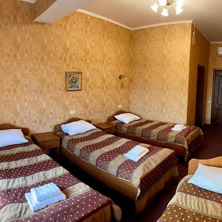Golden Lion Hotel Boryspil Eksteriør bilde